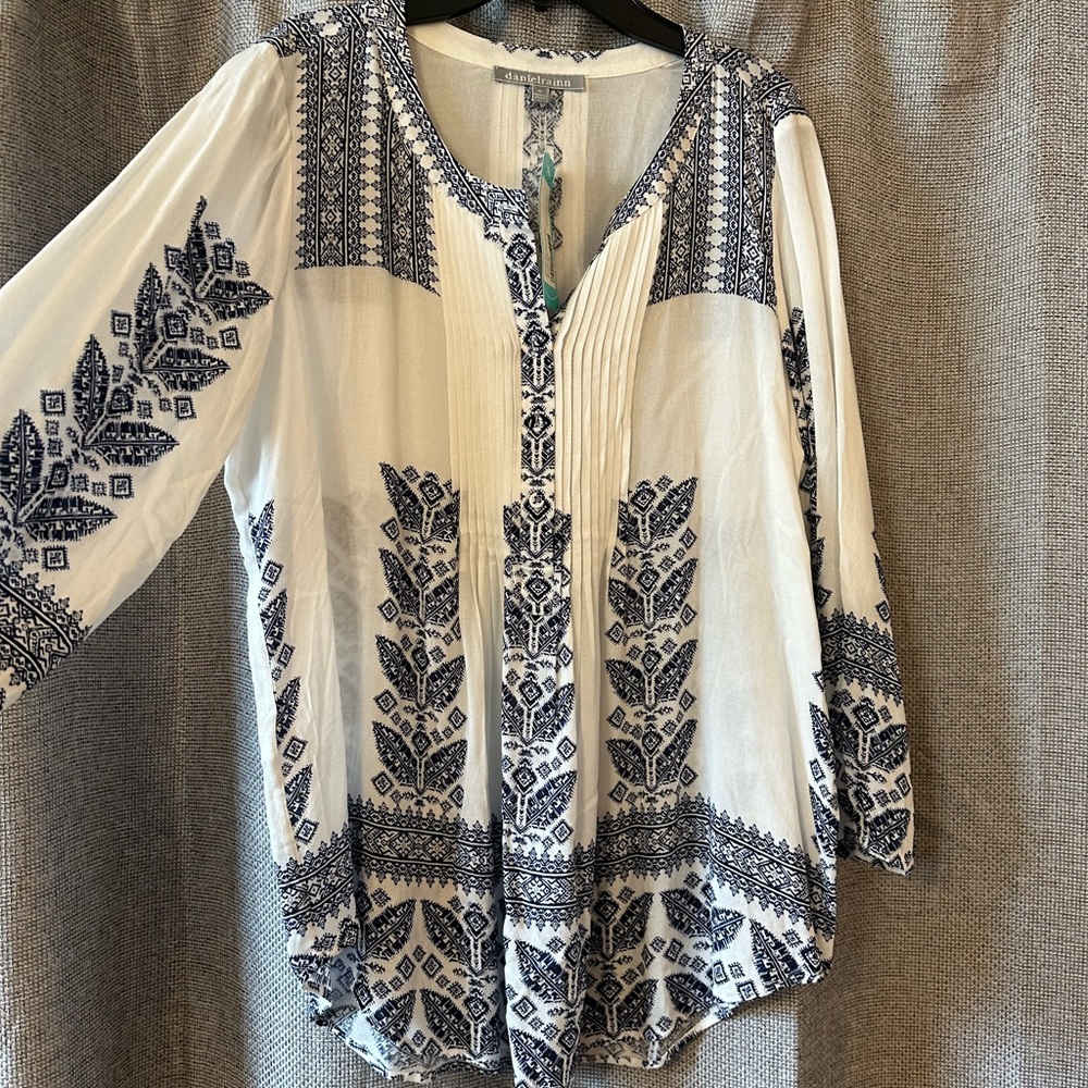 NWT M Daniel Rainn flowy blue and white rayon top. Stitch Fix Exclusive.